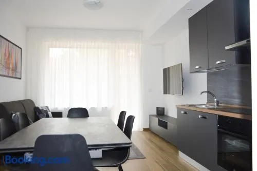 Appartement avec jardin, internet haut débit et terrasse | Vue ville - Image 1