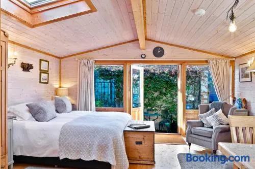 The Lodge - Luxury Lodge with Super King Size Bed, Kitchen & Shower Room - Image 1