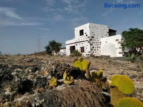 LANZAROTE Casa Volcánica-Anclada sobre la lava del volcán - Image 1