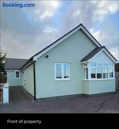 Green 3 bed bungalow with en-suite and parking - Image 1
