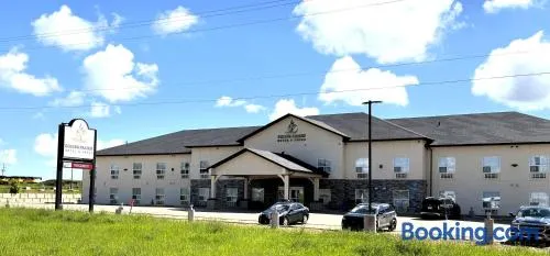 Prairie Moon Inn & Suites - Image 1