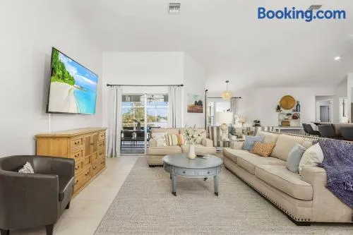 Family Retreat 4 Bedroom, Heated Pool, Pets Okay - Image 1