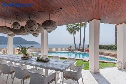 Merveilleuse villa adaptée aux familles avec barbecue, terrasse et jardin - Image 1