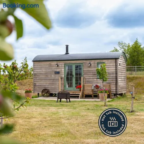 Coldharbour Luxury Shepherds Hut with Hot Tub - Image 1