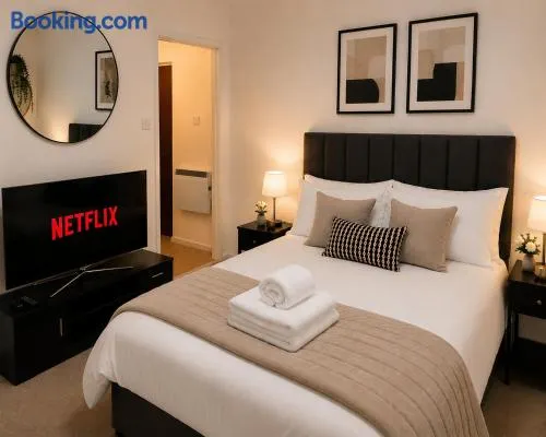 Modern Heathrow Apartment with Private Parking & Garden - Image 1