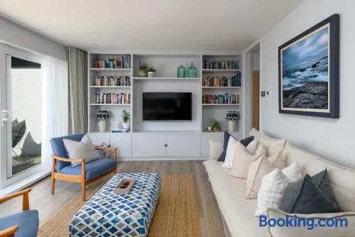 Luxury 2bed apartment with parking 5min walk to beach - Image 1
