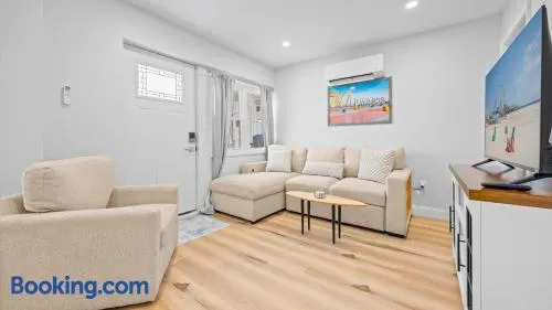 NEW NWW 2BR Condo w Pool & Parking - Image 1
