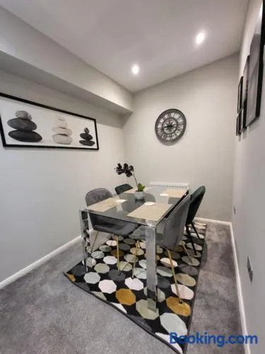 Cosy 2BR House With Patio Garden In Plaistow - Image 1