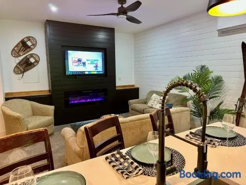 Modern 2BR Retreat in Harbor - Image 1