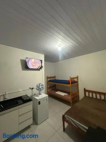 NOVO Ap Econômico em Paranaguá Completo com WiFi e Estacionamento Rotativo - Image 1