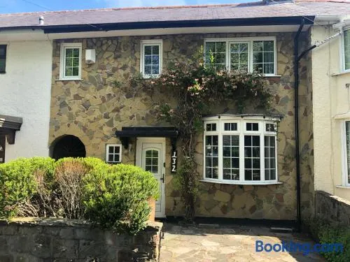 Cosy Rustic 3 bed cottage, great train links - Image 1