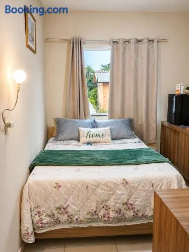 Quarto confortável em residência Familiar - WiFi - Netflix -Frigobar próx ao Aeroporto - Image 1