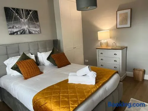 Bright Teddington Home Near River Walks - Image 1
