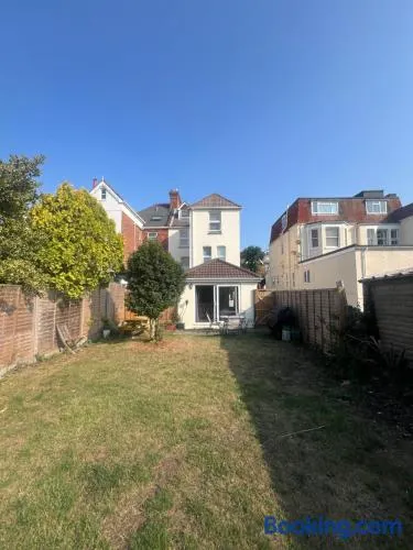 Open plan flat with large garden close to beach - Image 1