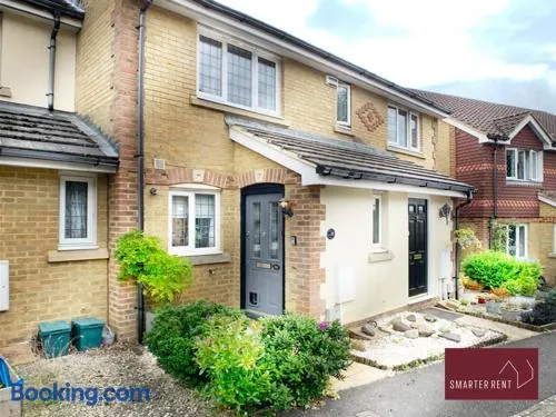 Woking 2 Bedroom House Parking Garden - Image 1