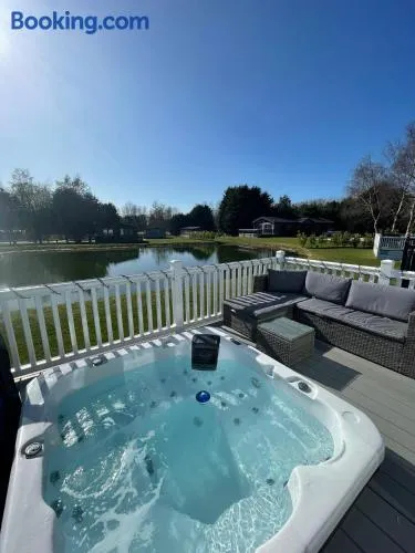 Lakeside Retreat Lodge With Hot Tub - Image 1