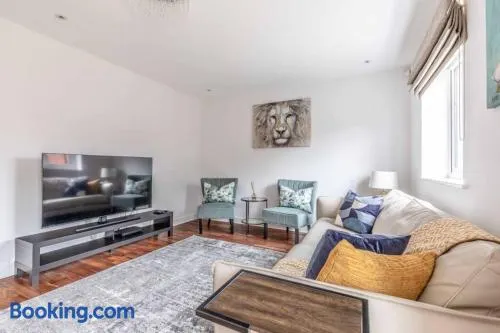 STYLISH 4 BED 2 BATH & PARKING - PINEWOOD HEATHROW - By Tempstay - Image 1