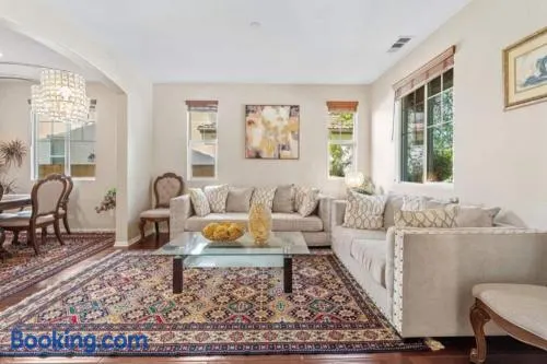 Large home- sleeps 16 - Image 1