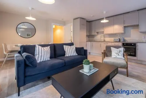 Central 2nd Floor Stylish 2-Bed Apartment - Image 1