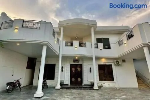 Hotel Roomi Rezidor Multan - Image 1