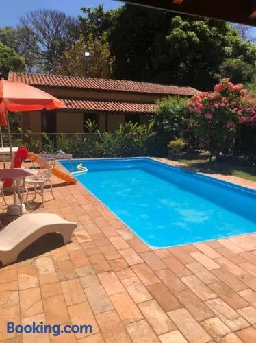 Chácara Linda e Aconchegante com 300mega Internet, Quadra Beach Tennis e Mesa de Sinuca - Image 1