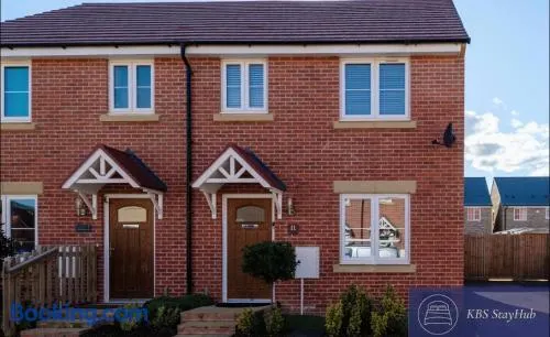Stylish Innsworth home with garden & parking - Image 1