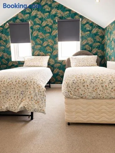 Twin single bedroom perfect for contractors and football fans - Image 1