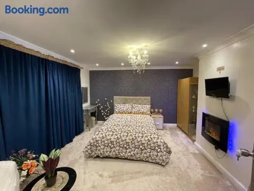 Beautiful place to live near Heathrow Windsor Legoland & Free Parking Onsite - Image 1