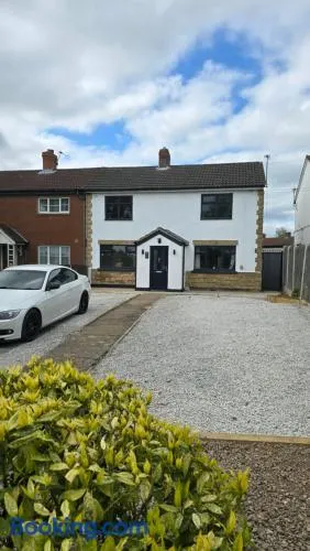 3 Bedroom Home, Doncaster Contractor Stays, Family Stays, Close to M18 with Free Parking - Image 1