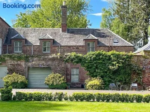 Reidochie Stables luxury haven overlooking garden - Image 1