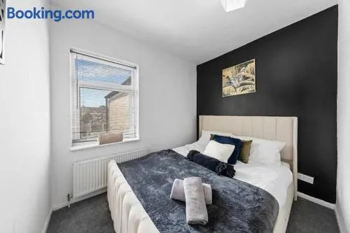 3 bed house in historic Rochester - Image 1