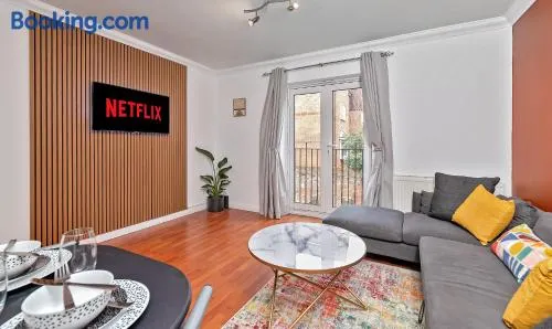 Stylish Town Centre Apartment, ALLOCATED FREE PARKING SPACE, RICKMANSWORTH HIGH STREET, Modern Decor, Juliet Balcony, Walking Distance to Rickmansworth Station Metropolitan Line - Image 1