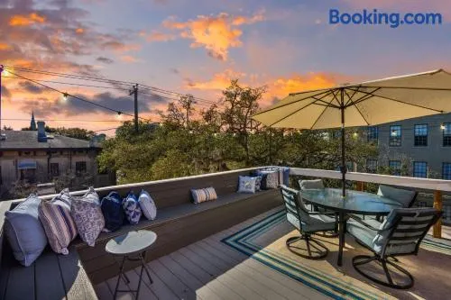 Sprawling Penthouse with Rooftop Deck Blocks from the River - Image 1