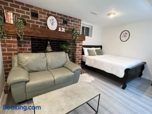Modern Newly-Renovated Suite Free Parking - Image 1