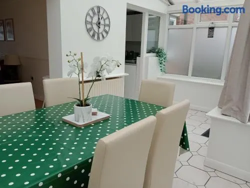 3BR House with garden near Bicester Village - Image 1