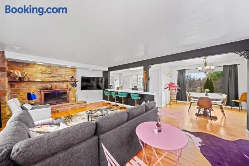 Comfort, Fun, & Charming - 5BR Oasis with Pool - Image 1