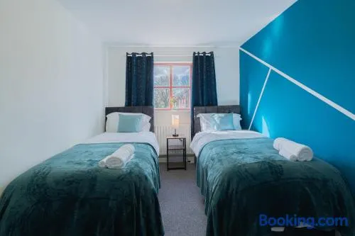 Spacious 5 rooms 6 beds in Banbury with Free Parking - Image 1