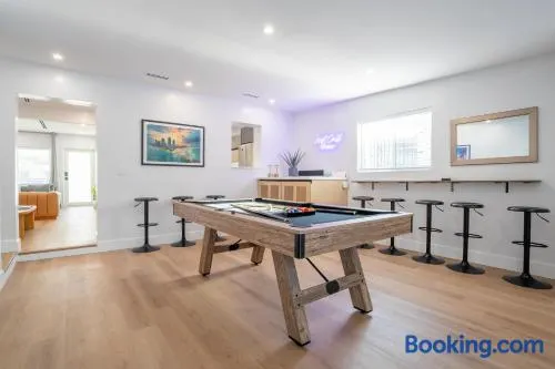 5BR HotTubPoolTableMiniGolf 7 min to Wynwood - Image 1