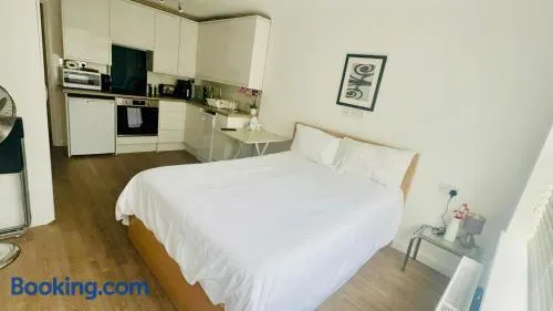 Studio - Sleeps 2 - Wifi - Parking - Image 1