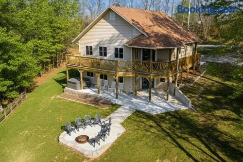3BR Ridge Home Hot Tub, Firepit & Valley Views - Image 1