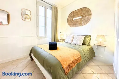 Studio Agabane - By BEST KEYS - Centre-Ville - Cosy & Lumineux - Cuisine Équipée - Smart TV - Lit Confortable - WiFi Fibre - Check-in Autonome - Parking Gratuit à Proximité - Image 1