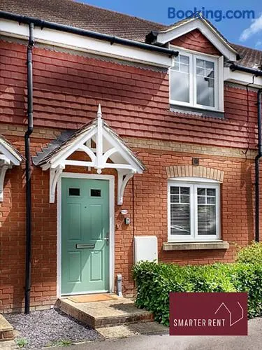 Wokingham - 2 Bedrooms Parking - Image 1