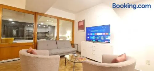 City Skyline View King bed Top Location Comfortable - Image 1