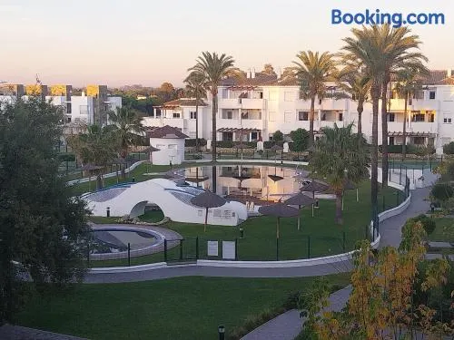 Appartement entièrement équipé avec jardin, internet haut débit et terrasse | Vue jardin | Parfait pour le travail à distance - Image 1
