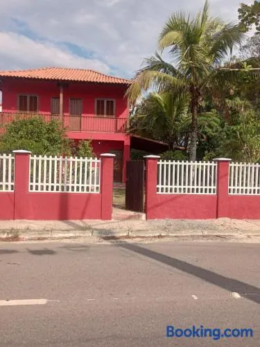 Casa com quintal, churrasqueira, 300 metros da praia de Cordeirinho, vaga de garagem para 2 carros, capacidade para 6 hóspedes e ônibus de graça - Image 1