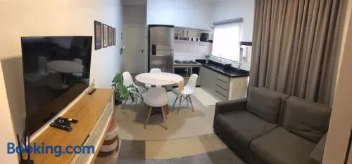 Casa Nashville térrea, 2 dorms, garagem para 2 carros, ar condicionado próximo hospital novo - Image 1