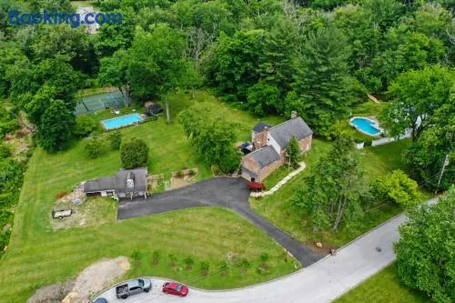 4 BR Suburban Escape - Pool, Tennis, Trails, Gym - Image 1
