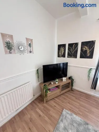 Two Bedrooms House Contractor Stay Free Parking Near City Centre - Image 1