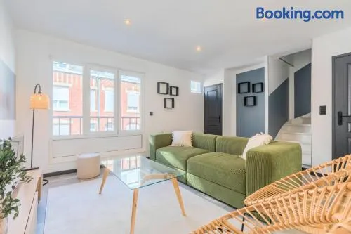 House 4bed 2bath with garden and private parking. - Image 1