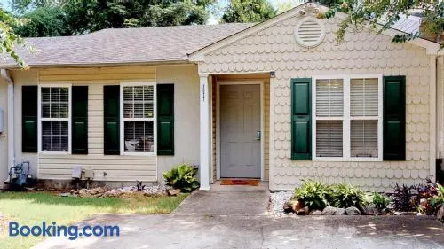 Pet Friendly condo, walk to the Masters - Image 1